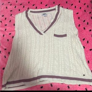 Sweater Vest (Negotiable
Prices & More Pictures Available 💘)